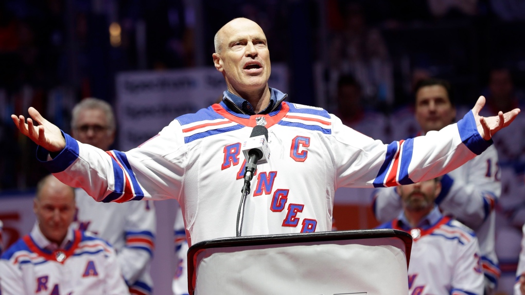 image of Mark Messier speaking to a crowd